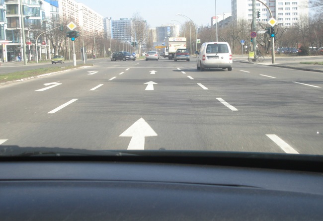 A ju lejohet ndrrimi i shiritit për kthim majtas, në këtë situatë?