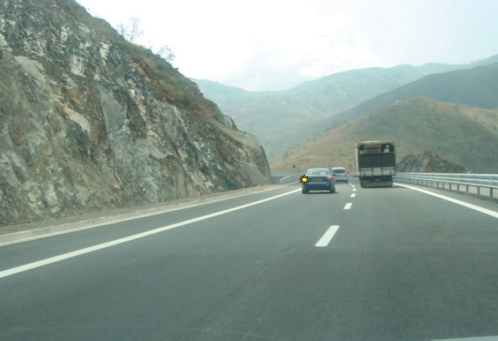 Rruga ka dy shirita të trafikut në një kah të lëvizjes. A ju lejohet tejkalimi në kthesa të padukshme?