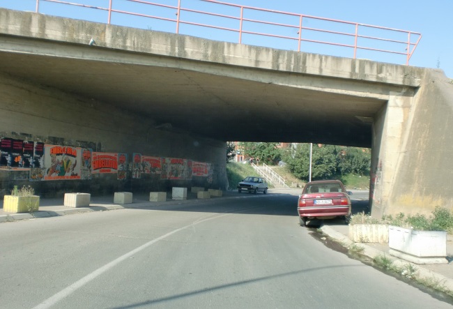 Shoferi ka parkuar automjetin e udhëtarëve (veturën) në situatën si në foto. Si e vlerësoni këtë veprim?