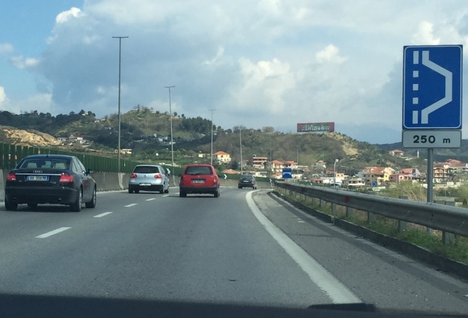 Çfarë paralajmëron shenja e trafikut në këtë situatë?