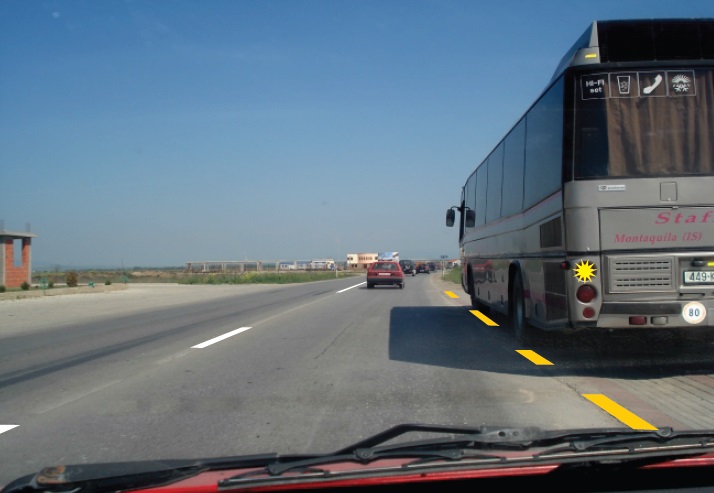 Autobusi hyn në shiritin e trafikut nga vendndalja e autobusit jashtë zonës urbane. Çka duhet të keni parasysh në këtë situatë?