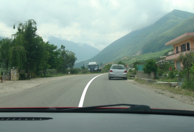 A i lejohet automjetit të udhëtarëve (veturës) parkimi në këtë situatë?