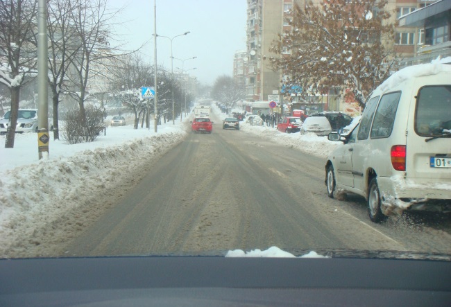 Pse distanca e sigurisë duhet të jetë më e gjatë gjatë lëvizjes në rrugë me borë?