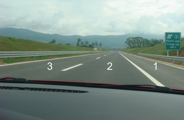 Gjatë lëvizjes në autoudhë si në këtë situatë, nëpër cilin shirit të trafikut duhet të lëvizni?