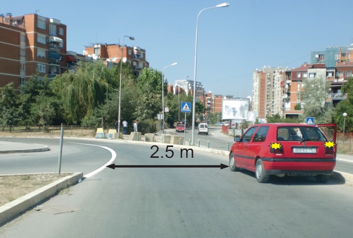 Shoferi e ka parkuar automjetin e udhëtarëve (veturën) në situatën si në foto. Si e vlerësoni këtë veprim?