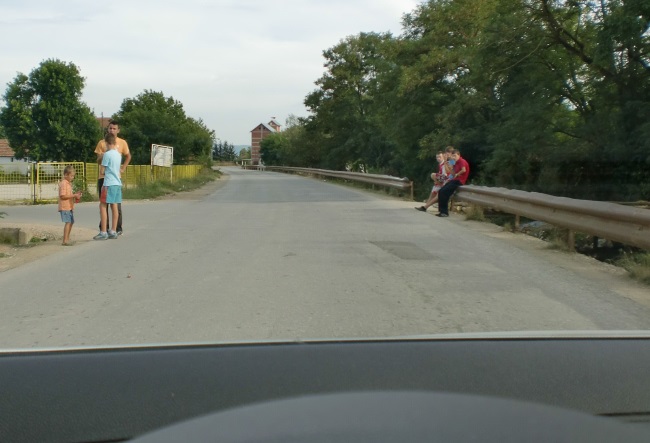 F ëmijët ndodhen pranë rrugës. Çfarë kujdesi do të keni në këtë situatë?