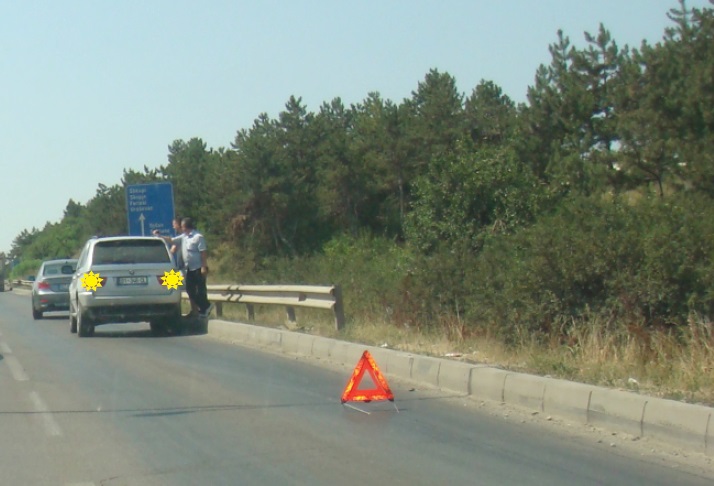 Jashtë zonës urbane në rrugën nacionale e keni ndalur mjetin për shkak defektit. Çfarë kujdesi duhet të keni?