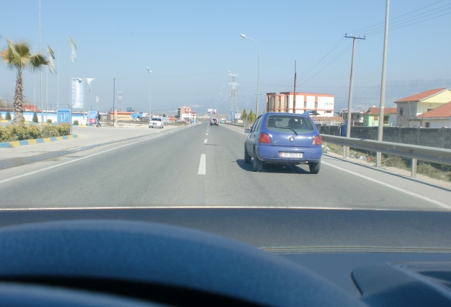 Si duhet vepruar shoferi i automjetit të udhëtarëve (veturës), deri sa jeni duke e tejkaluar?