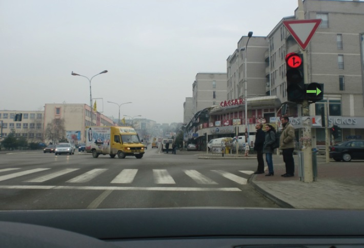 Në semafor është e ndezur shigjeta e gjelbër. A ju lejohet lëvizja në këtë situatë?