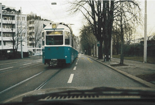 A ju lejohet tejkalimi i tramvajit në këtë situatë?