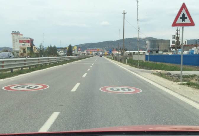 Çka paraqesin shenjat e trafikut dhe shenjat në rrugë në këtë situatë?