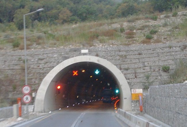 Cilat veprime ju ndalohen në tunel?