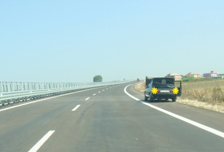 Si duhet shënuar automjeti i ndalur në autoudhë, për arsye defekti?