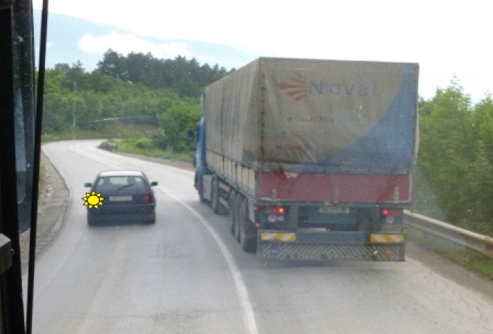 Shoferi i automjeti të udhëtarëve (veturës) është duke kryer veprimin e tejkalimit si në foto. Si e vlerësoni këtë situatë?