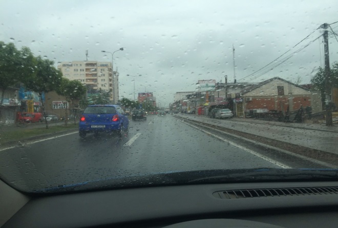 Cilat janë rreziqet e mundshme gjatë ngasjes si në këtë situatë (me shi)?