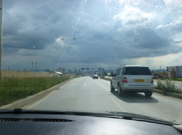 Si duhet të veprojë shoferi i automjetit të bardhë, derisa tejkalohet nga mjeti tjetër?