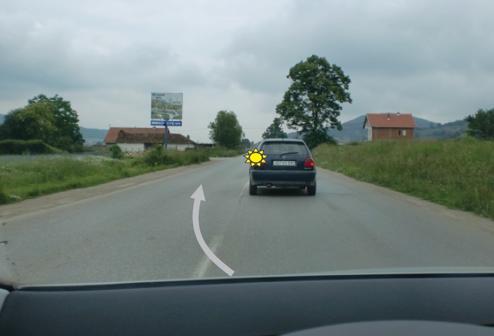 Automjeti para jush ka dhënë treguesin e drejtimi për t’u kthyer majtas. A ju lejohet tejkalimi në këtë situatë?