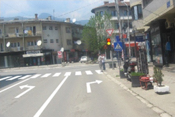 Në semafor janë të ndezura dritat me ngjyrë të kuqe dhe të verdhë në të njëjtën kohë. Çka duhet të keni parasysh në këtë situatë?