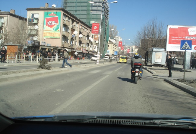 A ju lejohet tejkalimi i motoçikletës në këtë situatë?