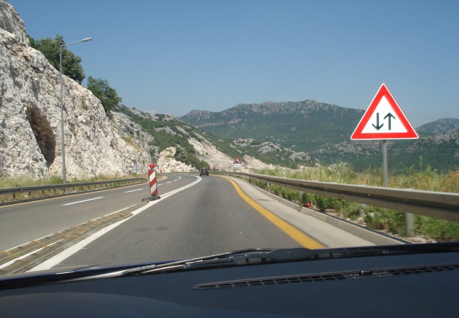 Çka lajmëron shenja e trafikut në këtë situatë?