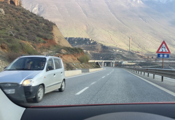 Çfarë kujdesi duhet të keni gjatë ngasjes së automjetit në këtë situatë?