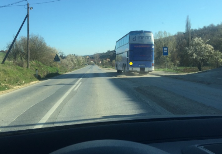 Çka duhet të keni parasysh gjatë ngasjes jashtë zonës urbane (autobusi ka sinjalizuar për hyrje në shiritin e trafikut), në situatën si në foto?