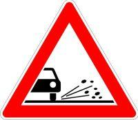 Çka paralajmëron kjo shenjë e trafikut?