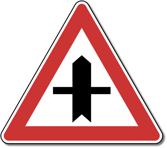 Çka paralajmëron kjo shenjë e trafikut?