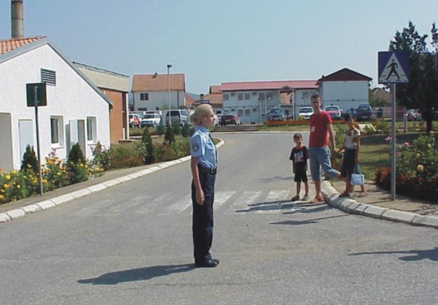 A iu lejohet lëvizja këmbësorëve në këtë situatë?