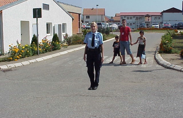 Çfarë domethënie ka pozita e policit si në foto?