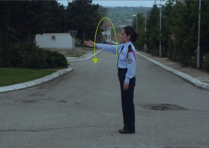 Çfarë domethënie ka shenja e dhënë nga polici si në foto?