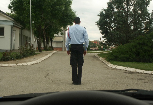 Në cilat drejtime ju ndalohet të lëvizni sipas pozitës së policit?