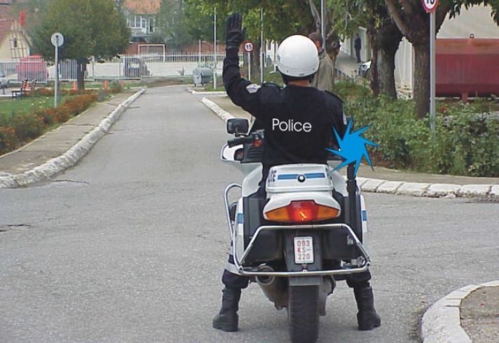 A duhet të respektojnë shenjën e dhënë nga polici të gjithë pjesëmarrësit në trafik?