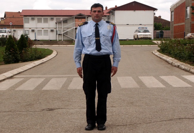 Çfarë domethënie ka pozita e policit si në foto?